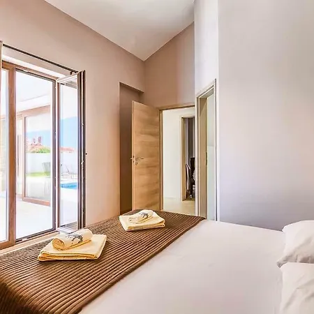 Sleeps 9 Pool Air Con Wifi * Mednjan