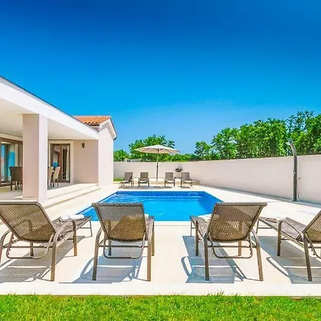 Sleeps 9 Pool Air Con Wifi