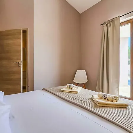 Villa Sleeps 9 Pool Air Con Wifi *