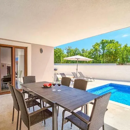 Sleeps 9 Pool Air Con Wifi Villa