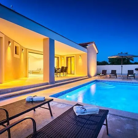 Villa Sleeps 9 Pool Air Con Wifi Mednjan