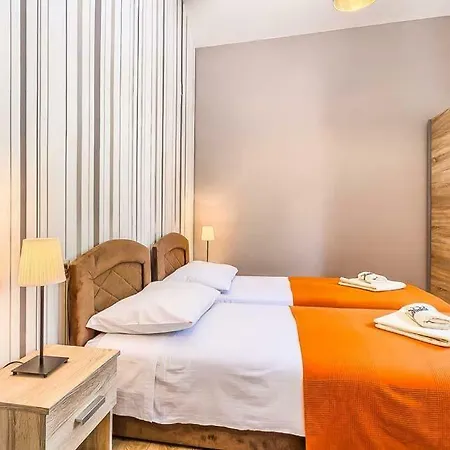 Sleeps 9 Pool Air Con Wifi Mednjan