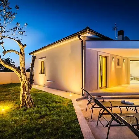 Villa Sleeps 9 Pool Air Con Wifi Mednjan