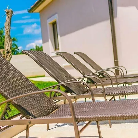 Sleeps 9 Pool Air Con Wifi Villa