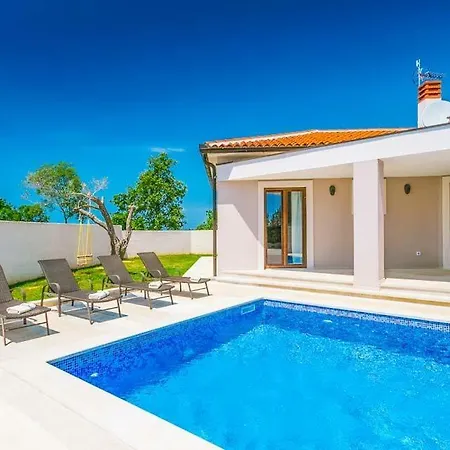Villa Sleeps 9 Pool Air Con Wifi