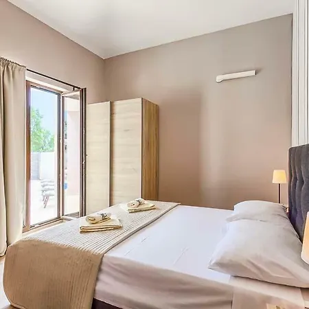 Sleeps 9 Pool Air Con Wifi Mednjan
