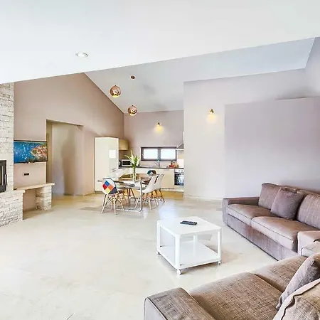 Villa Sleeps 9 Pool Air Con Wifi Mednjan