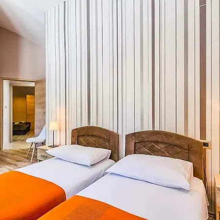 Villa Sleeps 9 Pool Air Con Wifi *