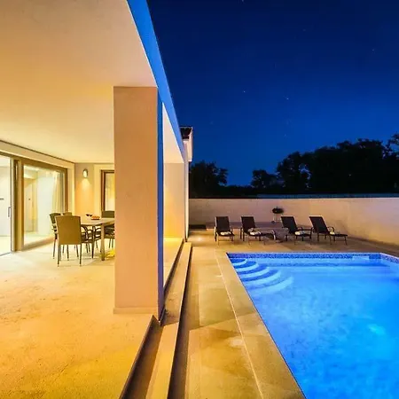 Sleeps 9 Pool Air Con Wifi * Mednjan
