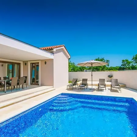 Villa Sleeps 9 Pool Air Con Wifi